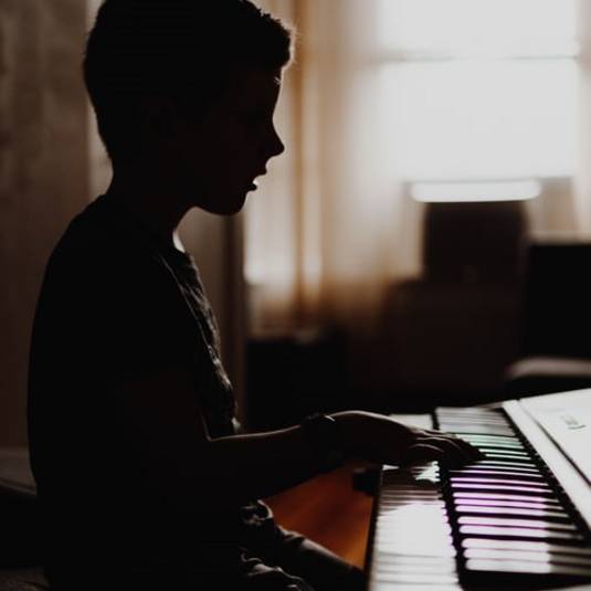 Kind am Klavier . ©Unsplash